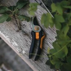 Fiskars Solid Pruner Bypass M P321 -Wolf Garden Sales Store 47126 1949